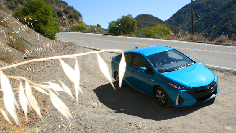Illustration for article titled The 2017 Toyota Prius Prime Is A High-Tech Pretend Tesla That Gets Incredible Mileage
